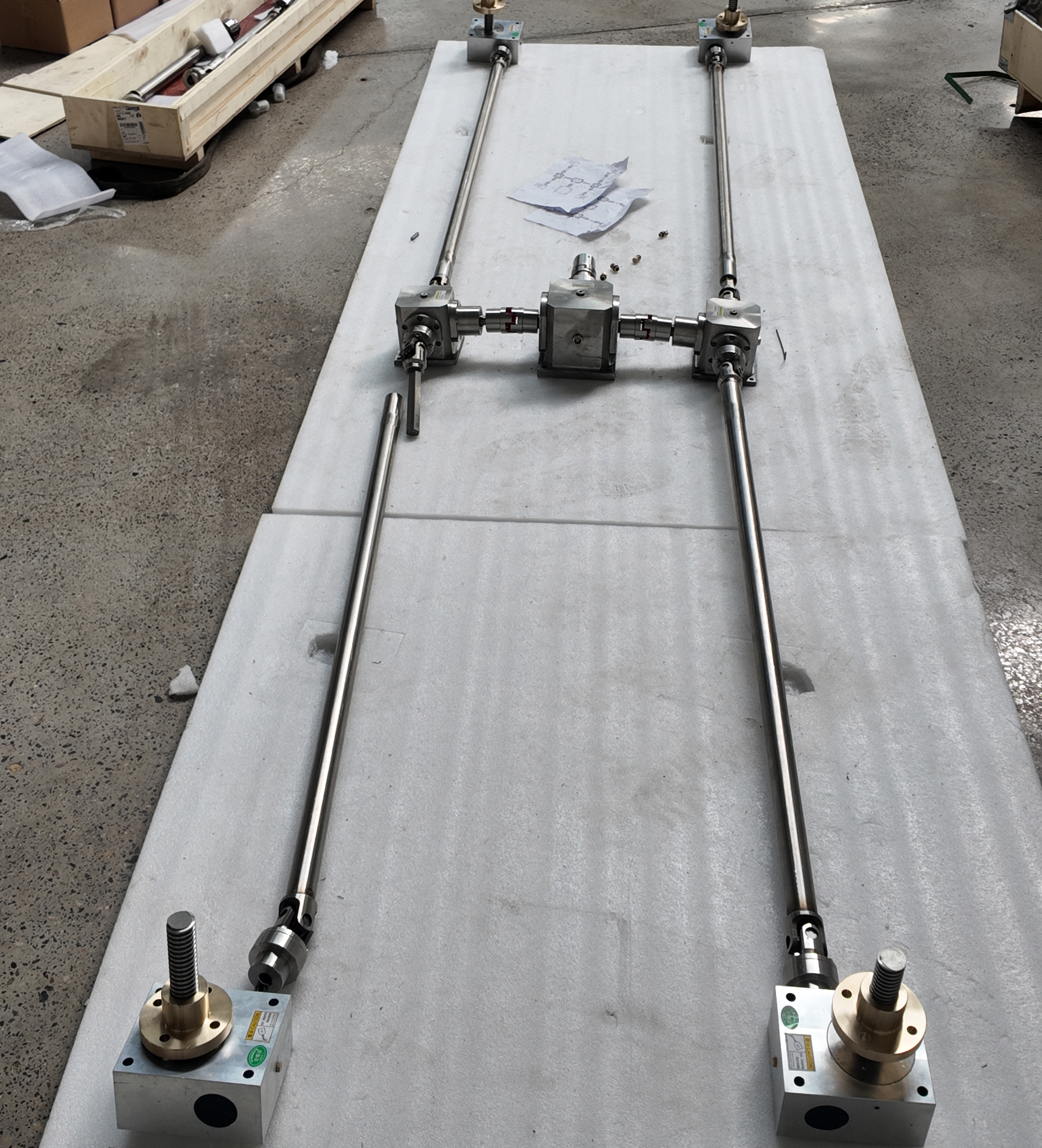 Applications of Screw Jack Lifting Systems in Packaging and Logistics – Powered by Ludetransmission